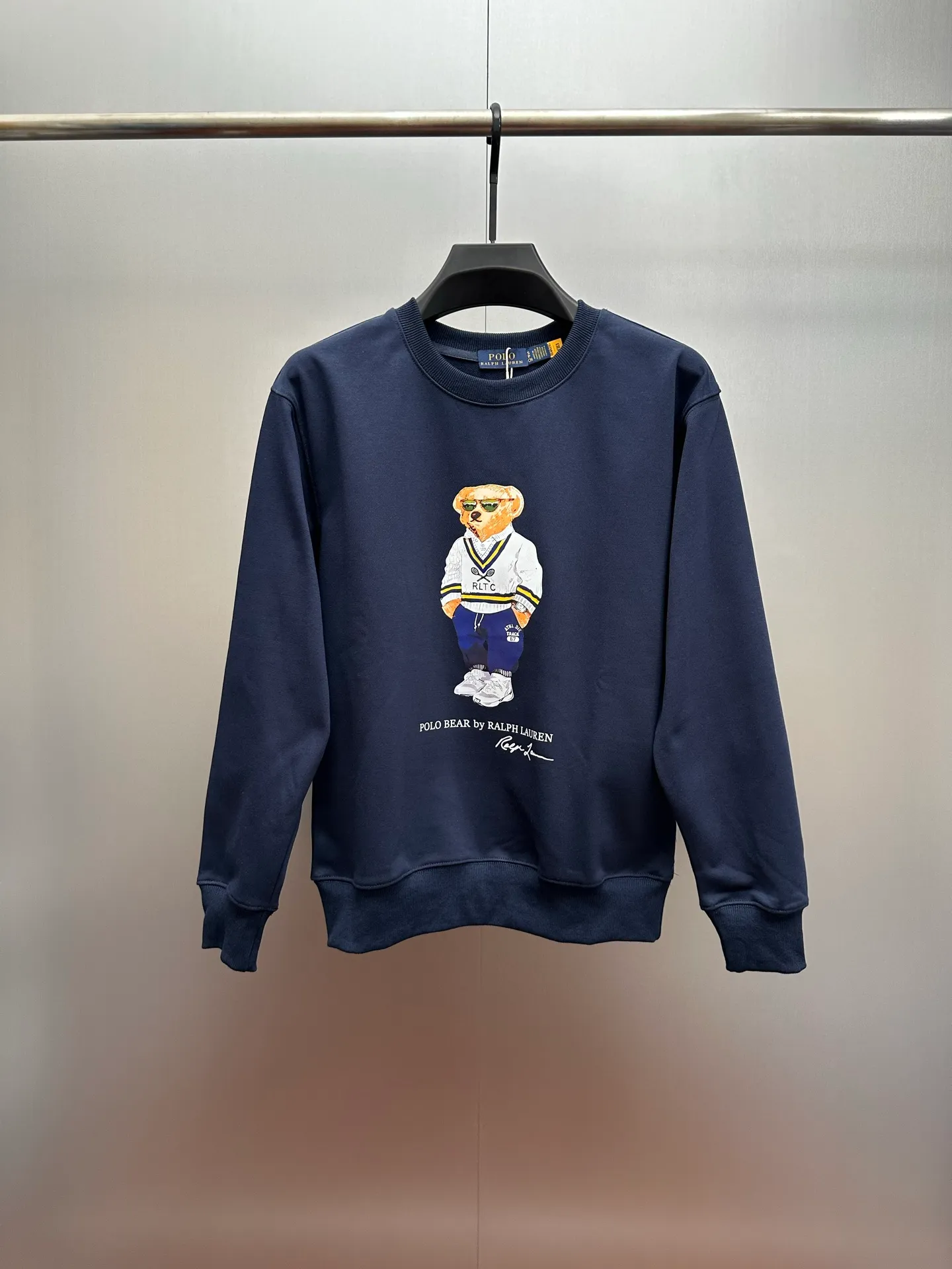 P250 RalphLauren/Ralph Lauren 2025 new autumn and winter bear letter printed terry sweatshirt Ralph Lauren's age-reducing item, the coat fabric is made of 60% cotton➕40% polyester, which not only retains the softness, comfort and breathability of cotton, but also adds the wear resistance and wrinkle resistance of polyester fiber, making the clothes more durable and easy to care for. Even in slightly cooler weather, you won't feel stuffy when wearing it. This kind of fabric has a natural crisp feel and is not easy to pill or deform. The bear on the chest is printed with English letters. It is full of color, full of three-dimensionality, and lifelike, adding a bit of liveliness and interest to the whole sweatshirt. There is no pressure to dress, regardless of age or gender. Complete accessories!  Color: Navy size: S M L XL